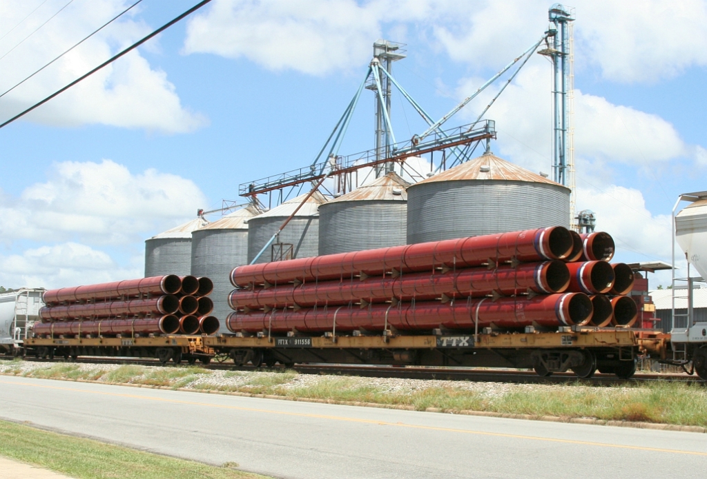 Pipe cars on Q689